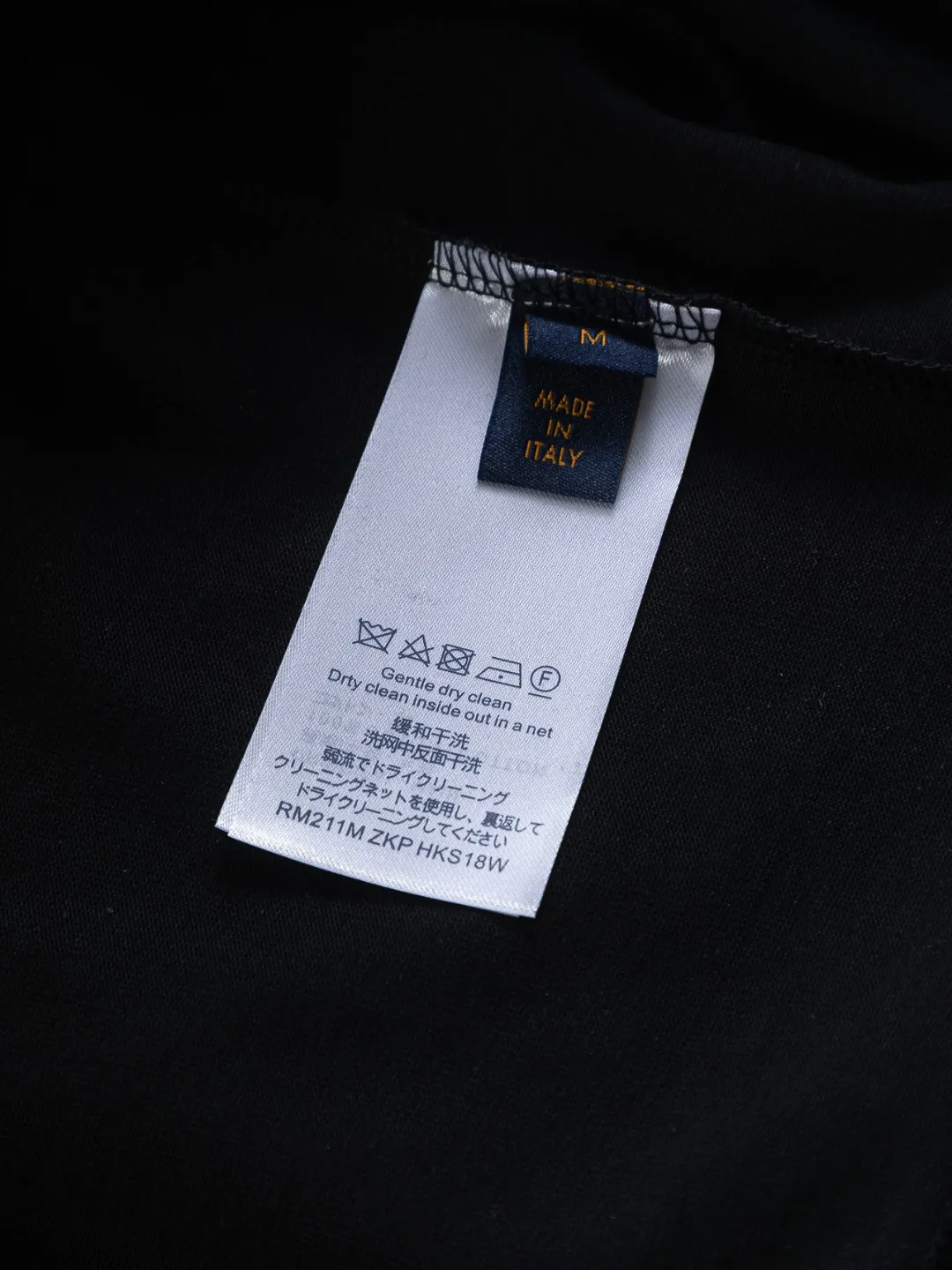 🅿️190 Louis Vuitton 1V LV micro-wide version S-XL LV 26ss new products are available at the counter simultaneously. Multiple craftsmanship. Mushroom on the chest🍄 intarsia🪡 embroidered logo. Round neck short-sleeved T-shirt, same style for men and women! Consigned to one-to-one creation. Synchronized with the official website, pure cotton fabrics at the counter! It is close to the skin and comfortable, durable and easy to wear. It has a classic and simple logo design and meticulous original craftsmanship. Short-sleeves, a must-have item for men, do not appear to be the same for the general public, but must be unique and eye-catching. This LV short-sleeve is all about quality, comfort, the same shape and fashion as always, including fabrics and cutting techniques. All of them have been made with great effort! 320 grams of washed pure cotton fabric, pure cotton is breathable, very refreshing and comfortable for daily wear. The rib knitting on the neckline is smooth and tight, and the neckline will not be skewed if you toss it at will. The loose version, you will find that it looks really good on the upper body. The overall is minimalist and neat, super versatile for daily use! Pair it casually with a pair of pants for a youthful look. A T-shirt will make your outfit crazy. It is a fashionable item that can never go wrong! Color: Black White Size: S-XL Size chart: S: Shoulder width 45.5-Bust 52-Length 70 M: Shoulder width 47-Bust 54-Length 72 L: Shoulder width 48.5-Bust 56-Length 74 XL: Shoulder width 50-Bust 58-Length 76